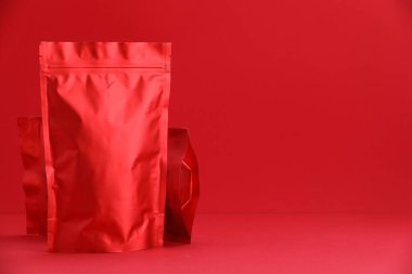 Kırmızı arka planda fermuarlı stand-up kesesi. Tasarım için model