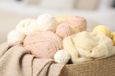 Hasır sepetin içinde yün ve örgü ipliği hissediyorum.