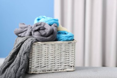 Hasır sepetin içindeki yumuşak yün sepetin içinde. Kapalı alanda, sepetin üzerinde. Metin için boşluk