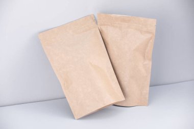 Açık gri arka planda fermuarlı stand-up kesesi. Tasarım için model