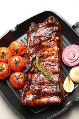 Biberiyeli, domatesli ve soğanlı leziz domuz pirzolası.