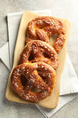 Gri masadaki tuzlu krakerler, üst manzara.