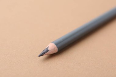 Bej arka planda gri kaş kalemi, yakın plan. Metin için boşluk