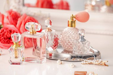 Farklı parfümlerden, aksesuarlardan ve çiçeklerden oluşan şişeler.