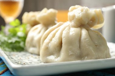 Lezzetli pişmiş khinkali masada servis ediliyor, yakın plan.