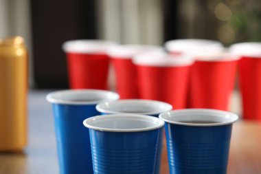 Bira pong oyunu. Masada içkiler olan plastik bardaklar, yakın plan.