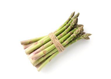 Bir grup taze çiğ kuşkonmaz mızrağı beyaza izole edilmiş.