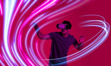 Kırmızı arka planda sanal gerçeklik kulaklığı kullanan bir adam. Etrafında parlak neon çizgiler var.