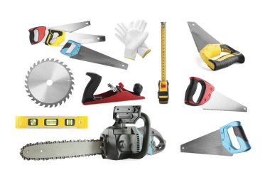 Beyaz zemin üzerinde farklı testereler ve diğer ekipmanlar, set