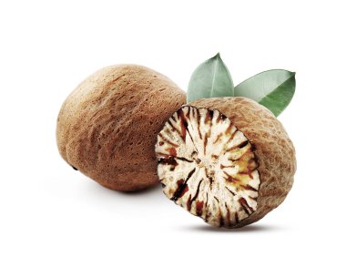 Beyaz arka planda yeşil yapraklı fındık tohumları. Aromatik baharat