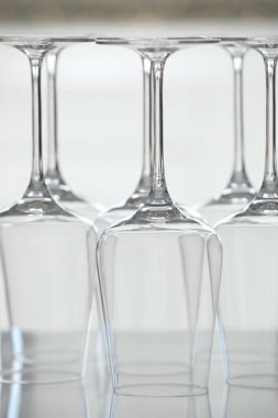 Ayna yüzeyinde ters çevrilmiş boş bardaklar, bulanık arka plan, yakın plan