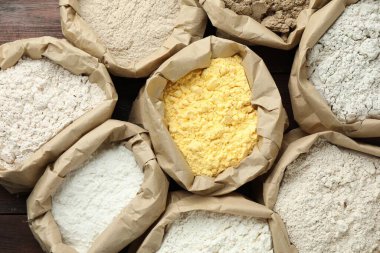 Tahta masadaki kağıt torbalarda farklı türde un var.