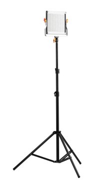 Beyaza izole edilmiş tripodu olan profesyonel ışıklandırma ekipmanları.