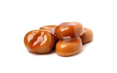 Lezzetli tatlı şekerler ve beyaz üzerine izole edilmiş karamel sosu