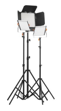 Beyaza izole edilmiş tripodlu profesyonel ışıklandırma ekipmanları.