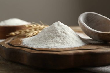 Buğday unu, dikenler ve kaşık tahtada, yakın plan.