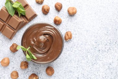 Lezzetli çikolata, naneli kase ve fındıklı gri desenli masa, düz yatak. Metin için boşluk