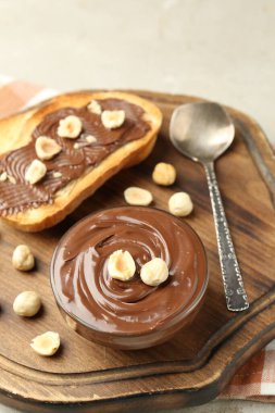 Lezzetli çikolatalı tostlar ve fındıklar ışıklı masada, yakın plan.