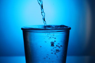 Suyu mavi gradyan arka planda cama dökmek, yakın çekim. Arka ışıklandırma