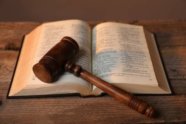 Hakimin tokmağı ve İncil 'i ahşap masada, yakın plan.