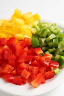 Taze renkli dolmalık biberler beyaz masada, yakın plan.