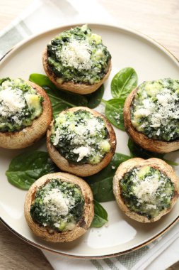 Hafif ahşap masada servis edilen lezzetli mantarlar.