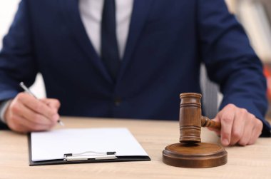 Tokmaklı yargıç içeride masa başında çalışıyor, yakın plan.