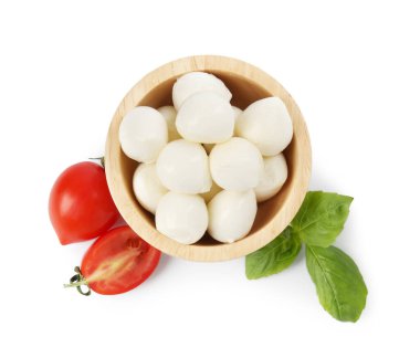 Beyaz arka planda lezzetli mozzarella peynir topları, domates ve fesleğen.