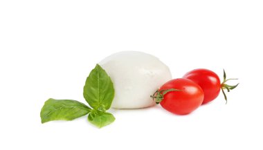 Beyaz arka planda lezzetli mozarella peynir topu, domates ve fesleğen.