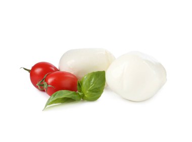 Beyaz arka planda lezzetli mozzarella peynir topları, domates ve fesleğen.