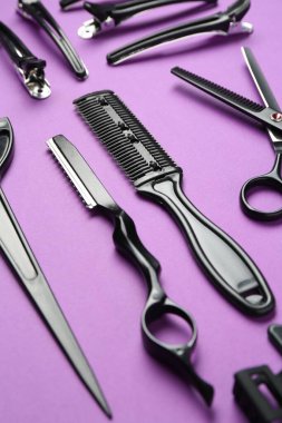 Menekşe arka planda farklı kuaför araçları, yakın plan
