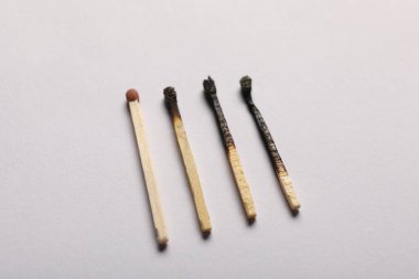 Gri arkaplanda yanmış ve tüm eşleşmeler, yakın plan