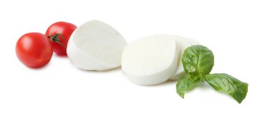 Lezzetli mozarella, beyaz arka planda domates ve fesleğen.