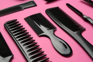 Pembe arka planda farklı kuaför araçları, yakın plan