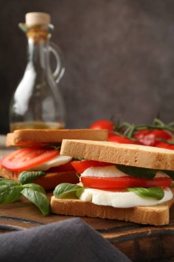 Peynirli, domatesli ve fesleğenli lezzetli sandviçler.