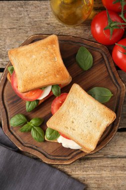 Peynirli, domatesli ve fesleğenli lezzetli sandviçler.