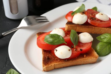 Mozarella peynirli, domatesli ve fesleğenli lezzetli sandviçler.