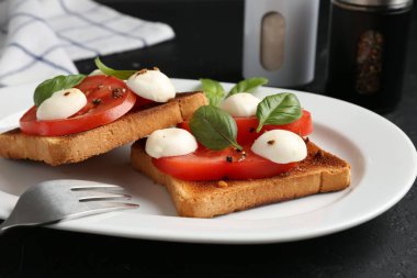 Mozarella peynirli, domatesli, fesleğenli ve çatallı lezzetli sandviçler.