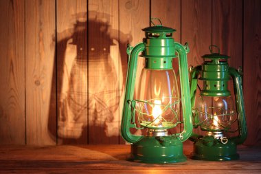 Ahşap masada eski gazyağı fenerleri, metin için boşluk
