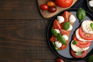 Peynirli, domatesli, fesleğenli ve baharatlı lezzetli sandviçler. Metin için boşluk