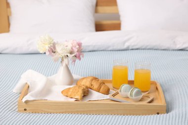 Nefis kahvaltı tepsisi ve yatağın içinde çiçekler. Metin için boşluk