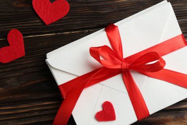 Aşk mektupları ve kırmızı kalpler ahşap masada, düz yatıyordu.