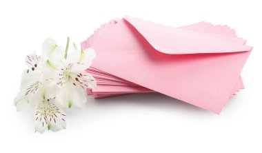 Bir yığın aşk mektubu ve çiçekler beyaz üzerine izole edilmiş.