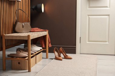 Koridorda farklı ayakkabı ve aksesuarlar var.