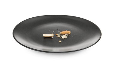 Kirli tabakta beyaz ekmek kırıntıları var.