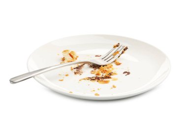 Kirli tabak, kırıntılar, sos ve çatal beyaza izole edilmiş.