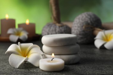 Gri masadaki spa taşlı kompozisyon, yakın plan.