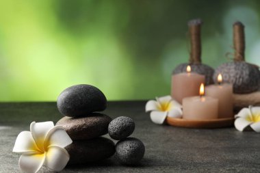 Gri masadaki spa taşlı kompozisyon, yakın plan. Metin için boşluk