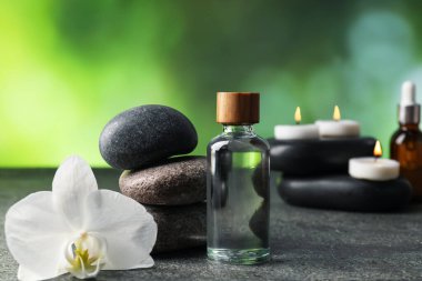 Gri masadaki spa taşlı kompozisyon, yakın plan.