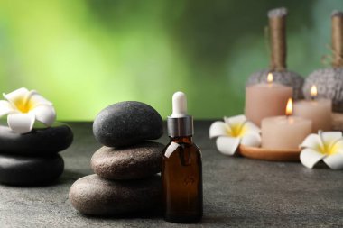 Gri masadaki spa taşlı kompozisyon, yakın plan.